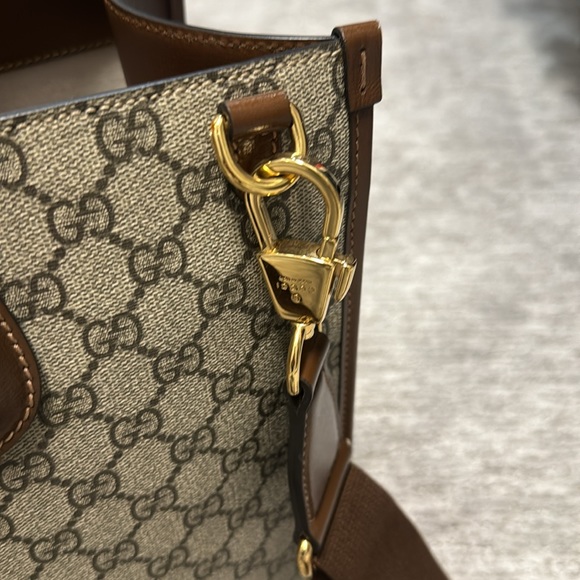 Gucci Medium Tote with Interlocking G - Picture 12 of 14